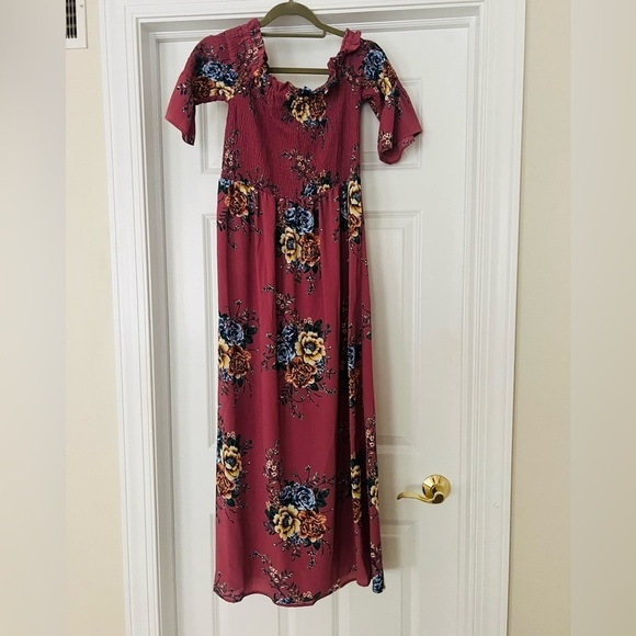lily and lola Dresses & Skirts - Super cute off the shoulder flowy maxi size PXL